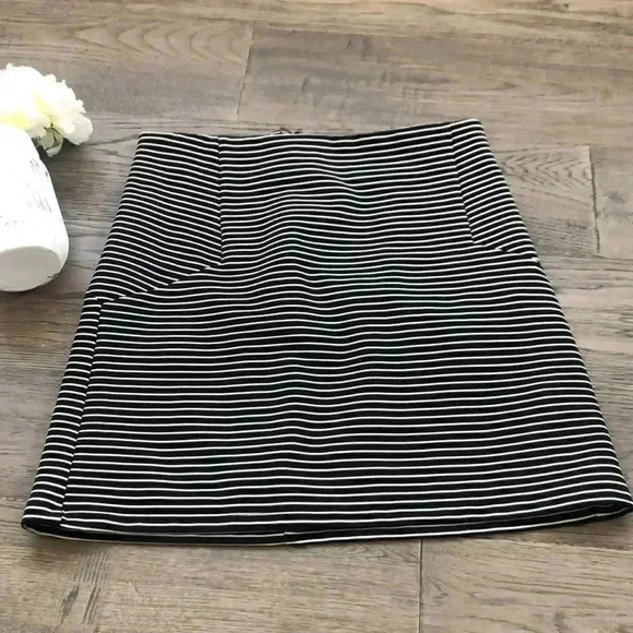 🌸4/$30🌸topshop | Black and white striped mini skirt - Picture 2 of 6